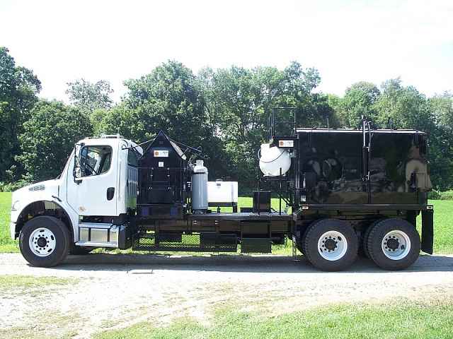 Термос-бункер для горячего асфальта на базе грузовика RC8-T - 8 тонн для горячего асфальта